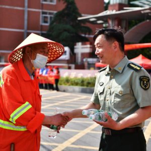 助力高考，阜城環(huán)衛(wèi)工人在行動
