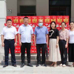 阜陽(yáng)市電力行業(yè)協(xié)會(huì)攜手愛(ài)心企業(yè)慰問(wèn)一線(xiàn)教師